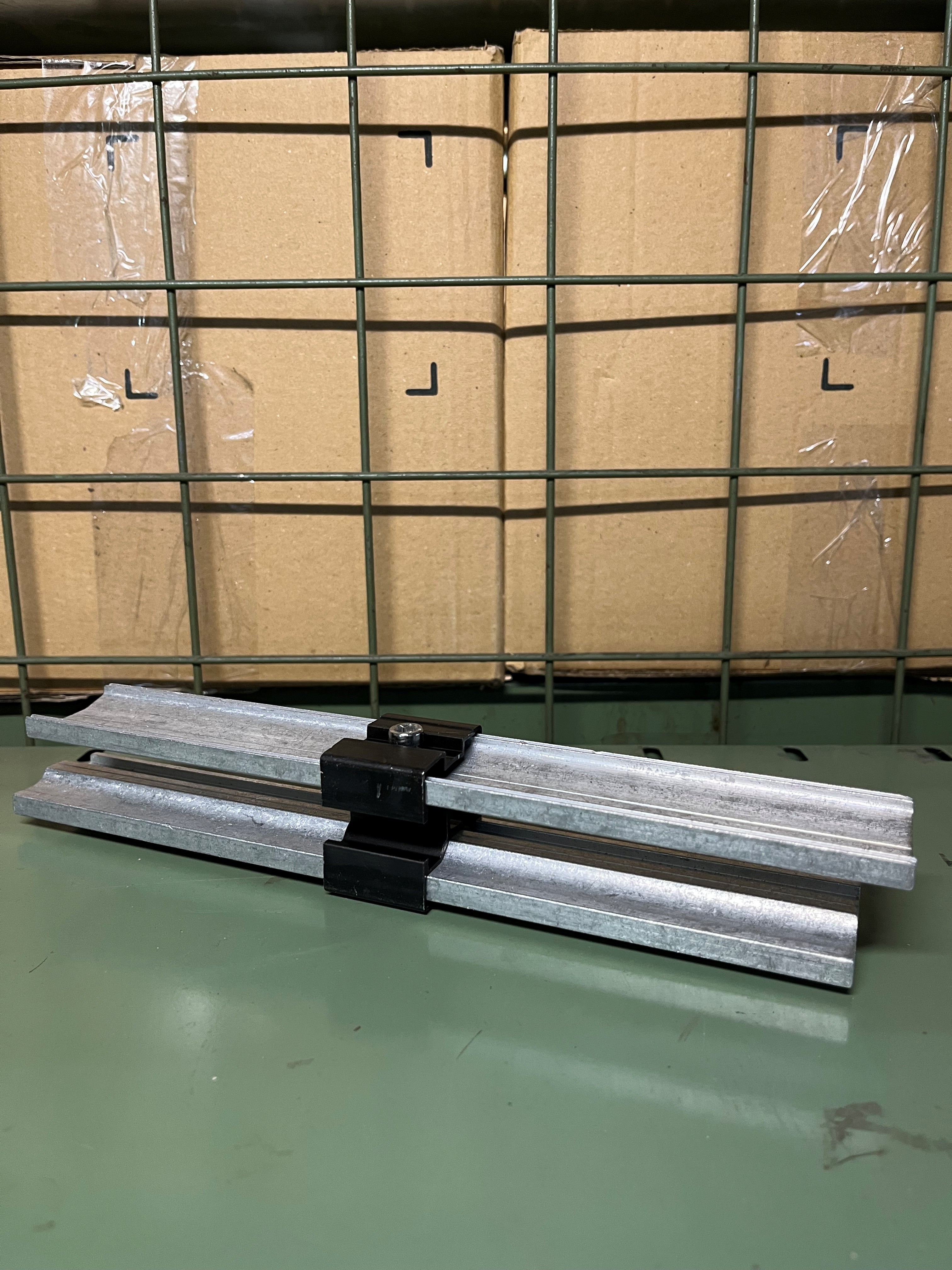 SL-Rack Innenverbinder schwarz mit Träger