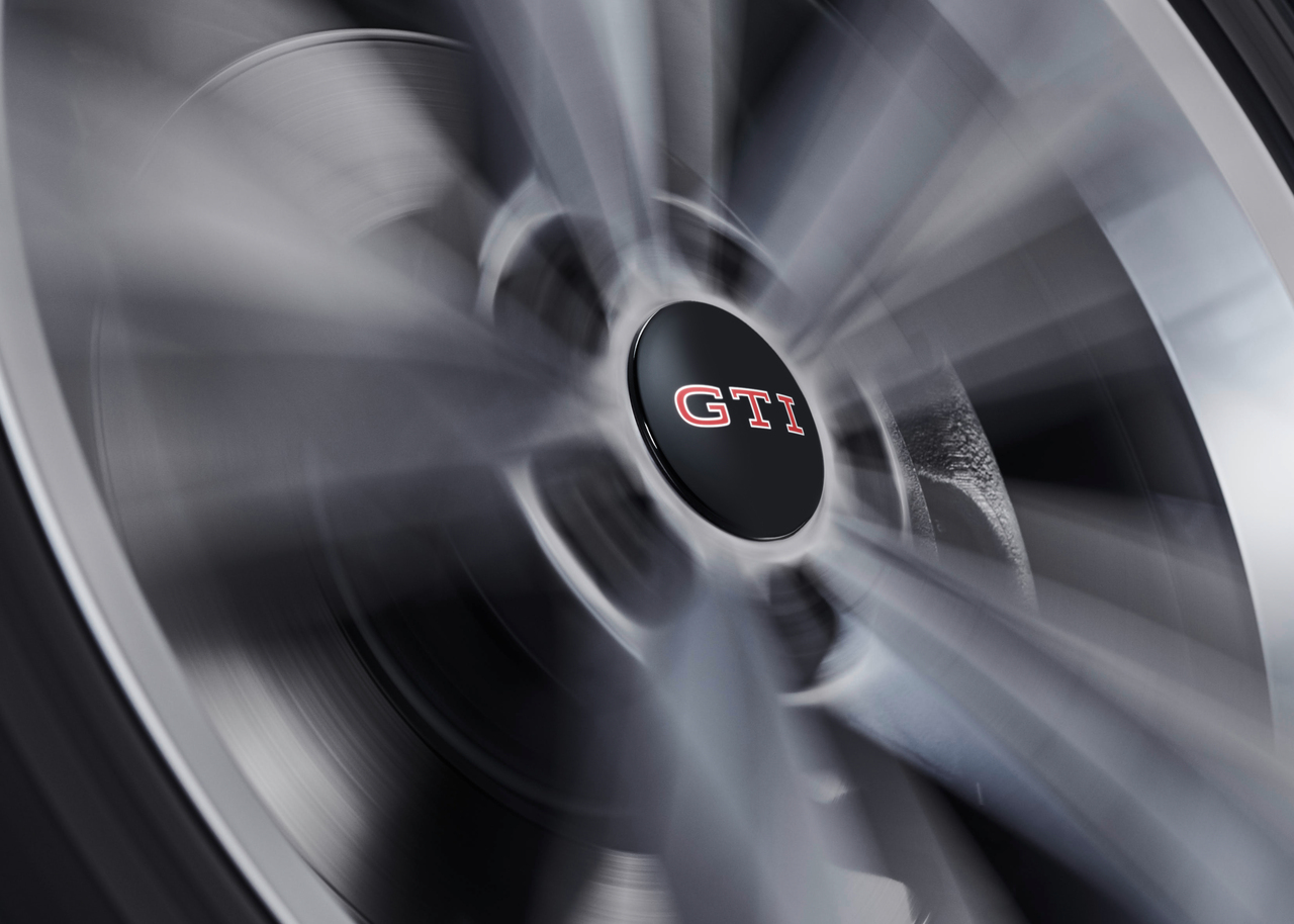 Original Volkswagen GTI Nabenkappen Set mit stehendem Logo im Fahrbetrieb - 000071213E