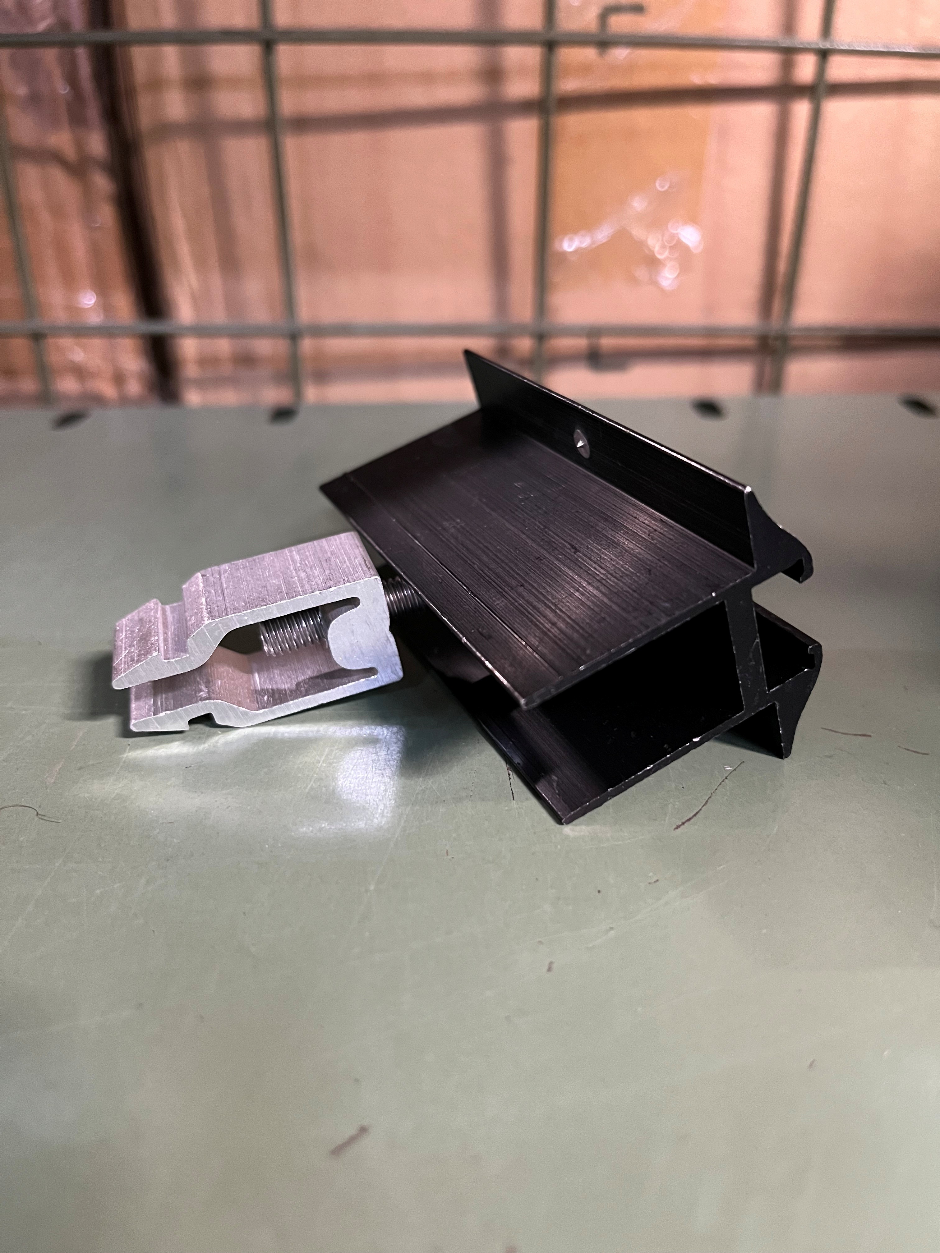 SL-Rack Modul Mittelklemme Vario schwarz eloxiert