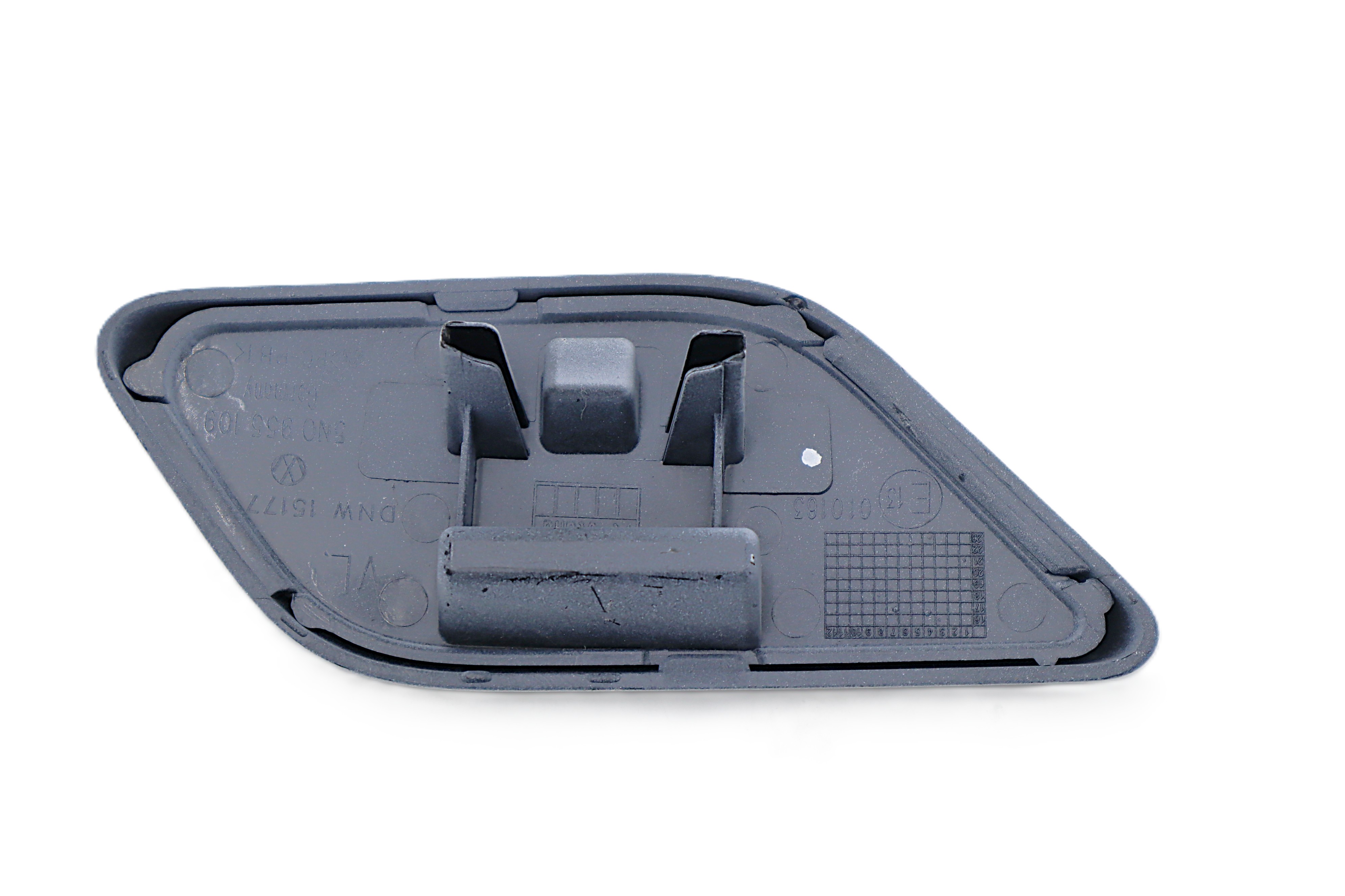 Original VW Tiguan Abdeckkappe Scheinwerferwaschanlage Kappe Stossfänger vorne links grundiert