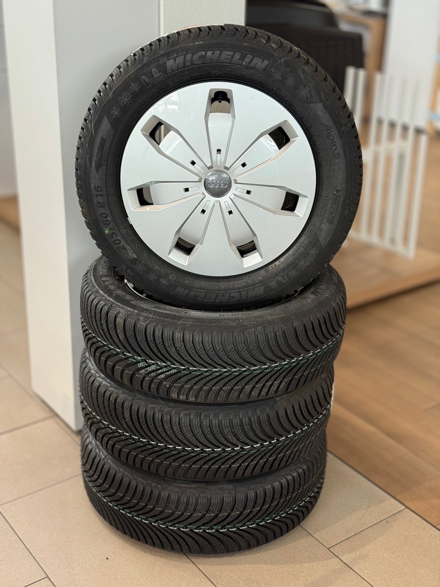 Audi Q2 Winterkomplettrad Stahl mit Radvollblende 205/60 R16 92H Michelin