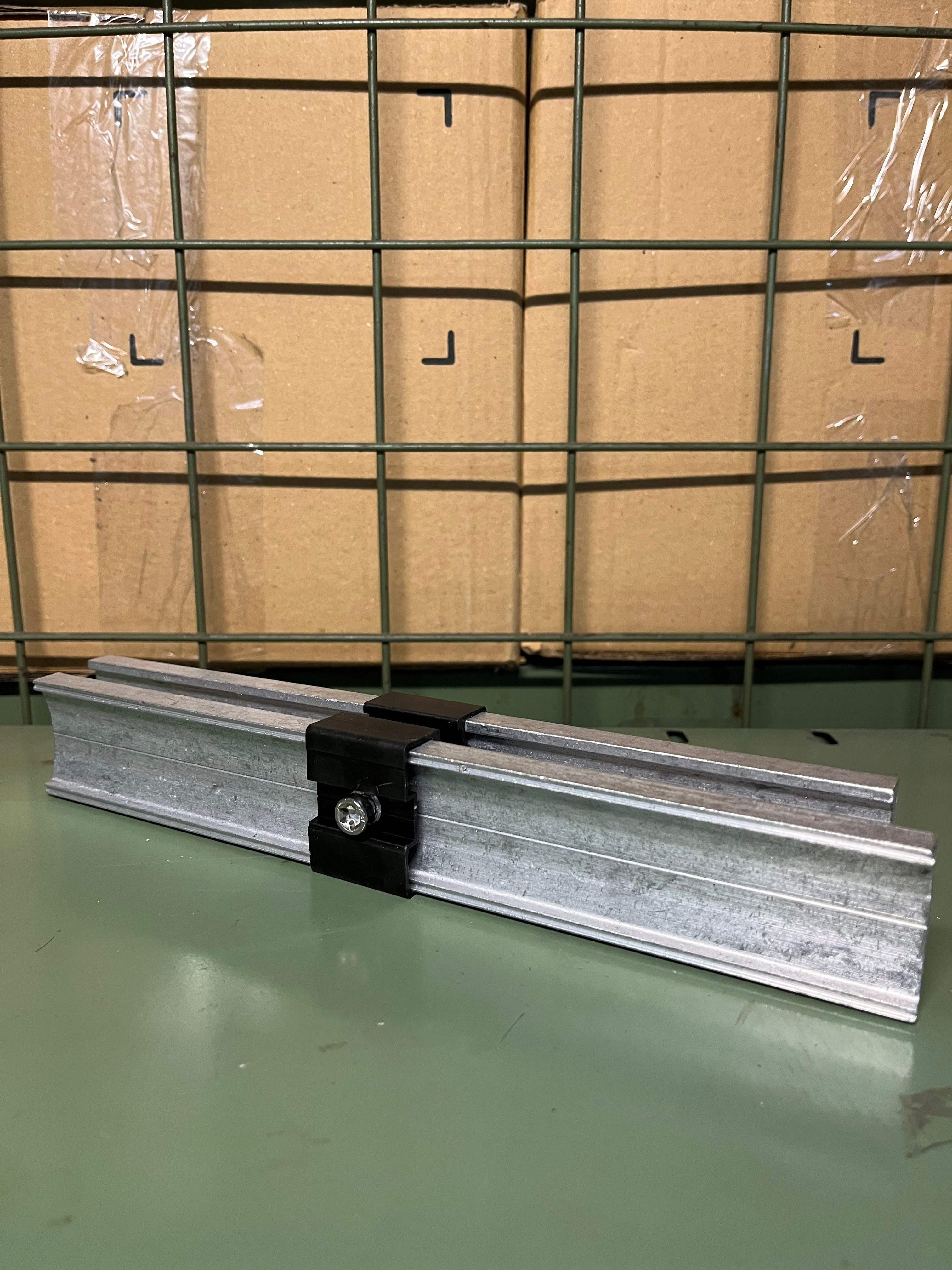 SL-Rack Innenverbinder schwarz mit Träger