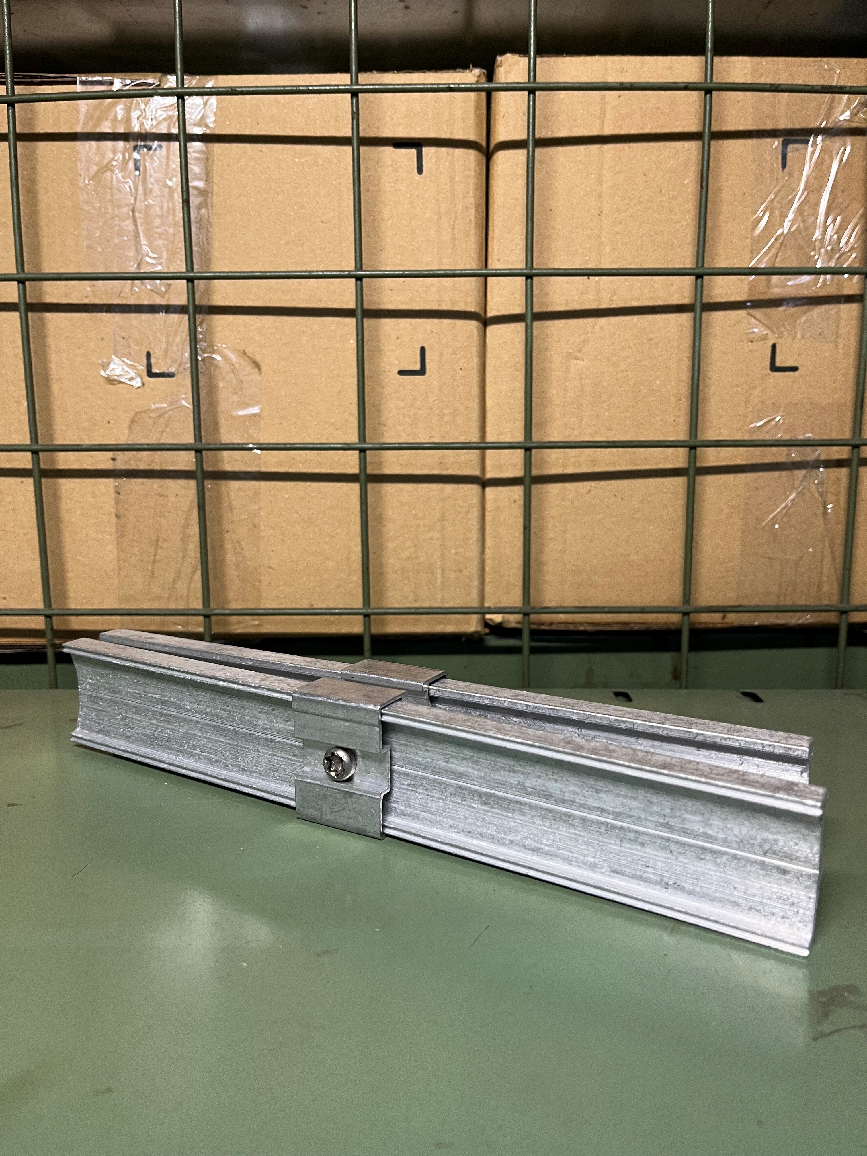 SL-Rack Innenverbinder schwarz  SL-Rack Innenverbinder silber mit Träger