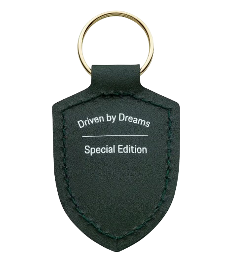 Schlüsselanhänger Wappen „Driven by Dreams“ – 75Y Grün