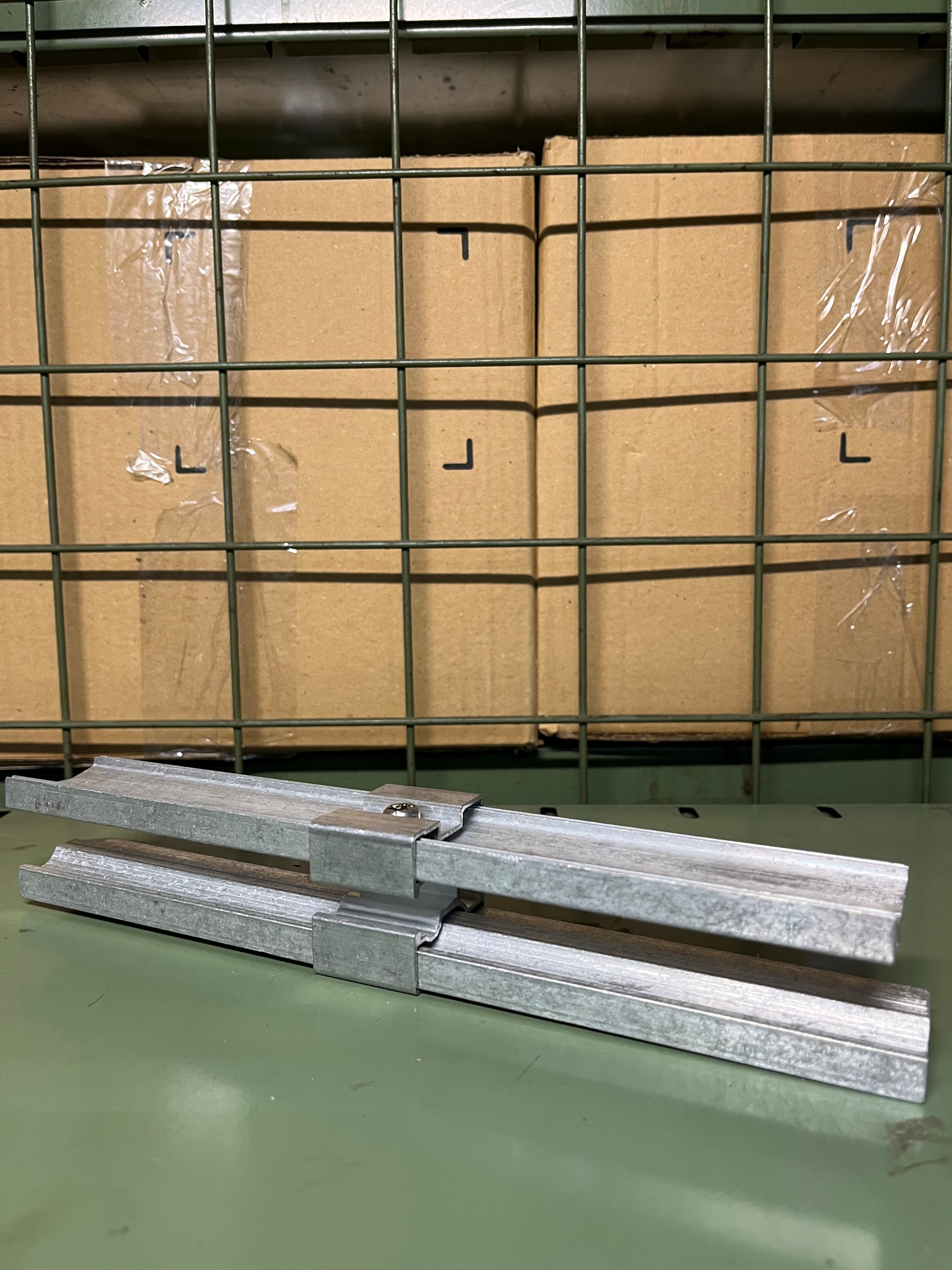 SL-Rack Innenverbinder schwarz  SL-Rack Innenverbinder silber mit Träger